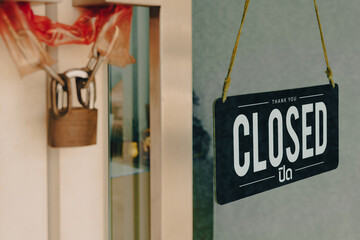Stores had to shut down due to the spread of the virus. The sign is closed in front of the glass door - obrazy, fototapety, plakaty