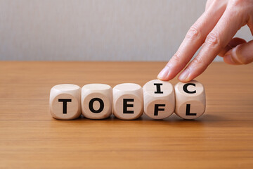 TOEICとTOEFL　選択　サイコロの目を変える手