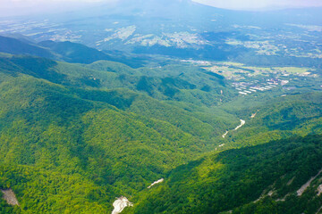 Fototapeta premium 山梨県北杜市の日向山を登山している風景 A view of climbing Mount Hyuga in Hokuto City, Yamanashi Prefecture.