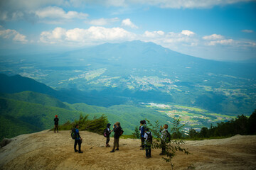 Fototapeta premium 山梨県北杜市の日向山を登山している風景 A view of climbing Mount Hyuga in Hokuto City, Yamanashi Prefecture.