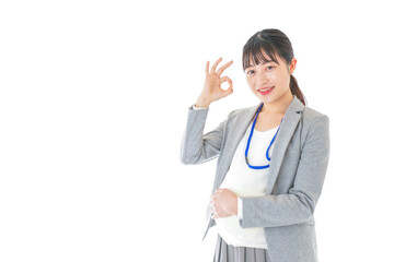 OKサインをする妊娠中のビジネスウーマン