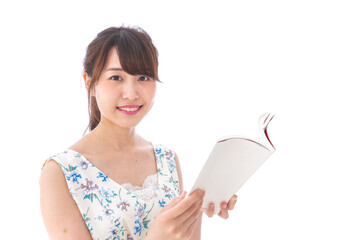 読書をする若い女性