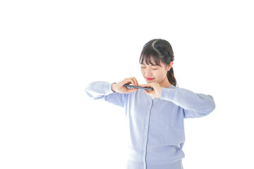 スマホを壊す若い女子学生