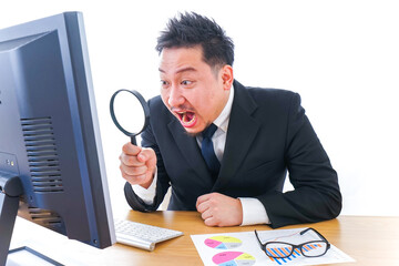 調査するビジネスパーソン