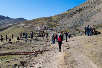 Obraz premium Rainbow Mountain - Peru - Montanha colorida - Junho 2019 - trilha a caminho da montanha