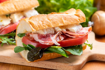 生ハムとチーズのバゲットサンド