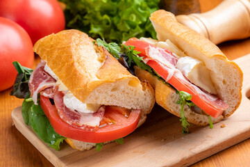 生ハムとチーズのバゲットサンド