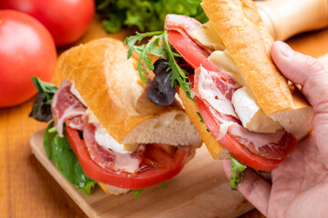 生ハムとチーズのバゲットサンド