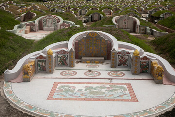 Chinese coffins in Thailand are buried in graves.