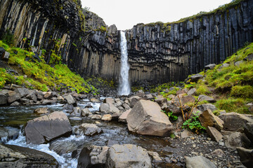The famous Svartifoss waterfall and its basalt columns on the Skaftafellsheidi hiking trail loop. Skaftafell, Vatnajökull National Park, Iceland © Pedro