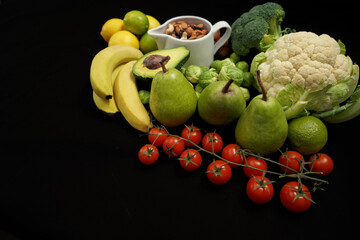 Owoce i warzywa, zielone i żółte z czerwonym pomidorem