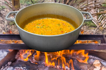 Curry indien dans marmite sur feu de bois