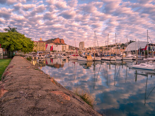 Fototapeta premium Townsville Sunrise with Ross Creek Marina and Castle Hill