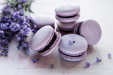 Keuken spatwand met foto Franse macarons met lavendelsmaak en verse lavendelbloemen © Olena Rudo