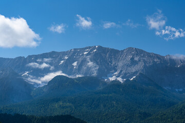 Fototapeta na wymiar View from the Eckbauer mountain over the Bavarian Alps near Garmisch-Partenkirchen 