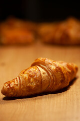 croissant de mantequilla son puré mesa de madera. Butter croissant are mashed wooden table.