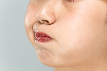 Obraz premium 頬を膨らます女性