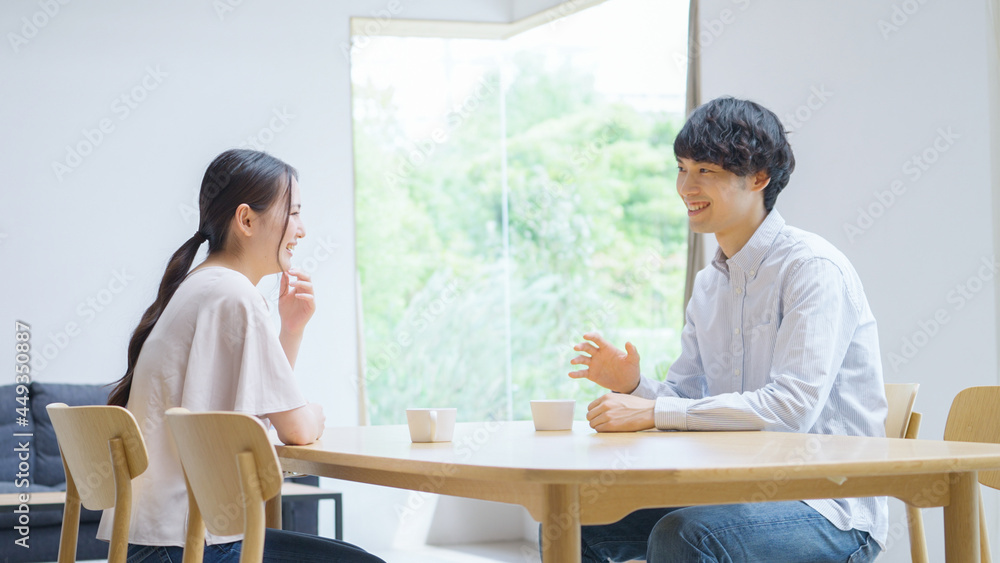 Poster 家で話をする若い夫婦・カップル