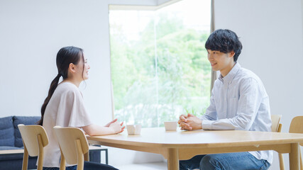Fototapeta premium 家で話をする若い夫婦・カップル
