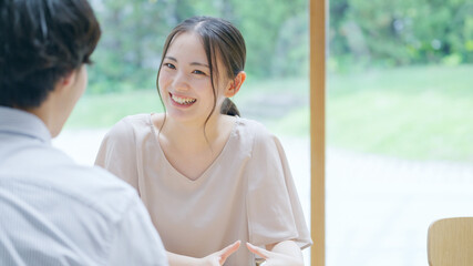 家で話をする若い夫婦・カップル