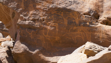 Prähistorische Felszeichnungen in Sabu