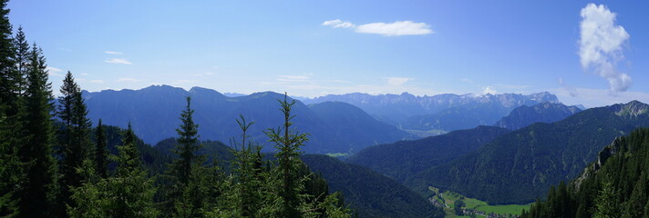 Panoramablick vom Laber / Oberammergau mit Wetterstein, Karwendel, Zugspitze ...