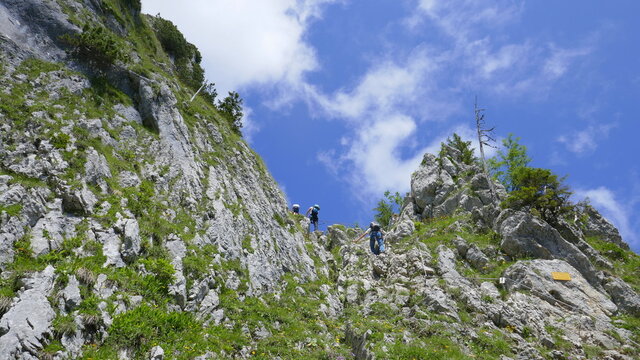 Wanderer auf dem Weg zum Ettaler Mandl