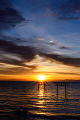 Obraz premium 佐賀県太良町の海中鳥居の朝焼け