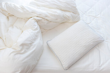 ベッドの乱れた布団と枕