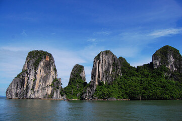 Fototapeta na wymiar Halong or Ha Long Bay UNESCO World Natural Heritage Site and popular travel destination for vietnamese people and foreign travelers cruise tour visit including 2,000 islets limestone in Hanoi, Vietnam