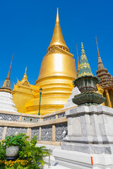 Fototapeta premium gold temple architecture under blue sky
