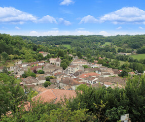 Fototapeta na wymiar Cité médiévale du sud de la France, vue de haut, village de Montcuq