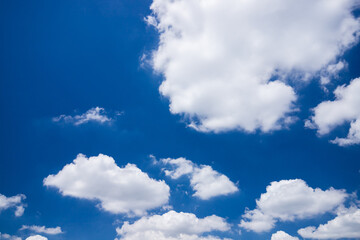 夏の綺麗な青空と白い雲の風景