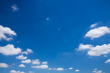 夏の青空と飛行中の旅客機の風景