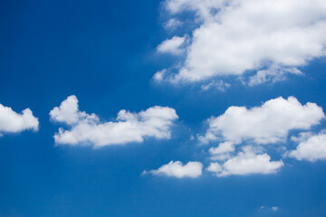 Naklejka na ściany i meble 夏の綺麗な青空と白い雲の風景