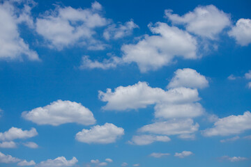 Obraz na płótnie Canvas 夏の綺麗な青空と白い雲の風景