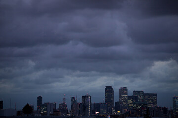 Fototapeta premium 夏の名古屋上空の悪天候の雲の様子