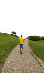 Obraz premium man back walking on the path with white copy space