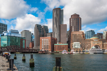 Fototapeta na wymiar Fort Point Channel and view of the Boston skyline