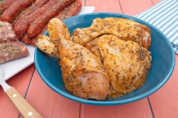 morceaux de poulet marinés crus