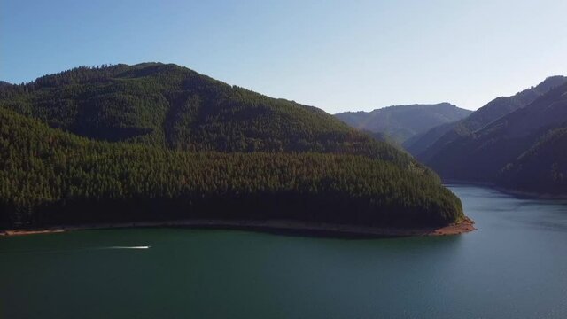 Drone footage of a boat on Detroit Lake in Oregon