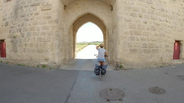 Une femme faisant du v&eacute;lo &agrave; assistance &eacute;lectrique