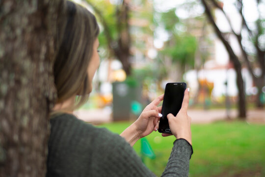 Mujer Con Telefono Celular En Exteriores