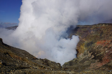 연기를 뿜어내는 구마모토 아소산의 분화구