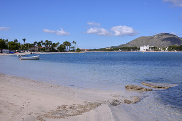 Paisaje en las playas de Alcudia en la costa de isla de Mallorca, Baleares

