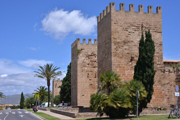 Perspectiva de los muros medievales alrededor  de la centro histórico de Alcudia, isla de...