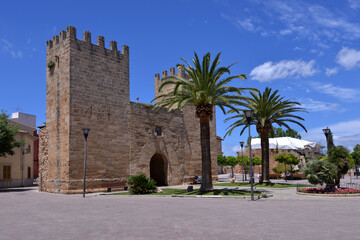 Puerta del Moll en la ciudad de Alcudia, isla de Mallorca, España