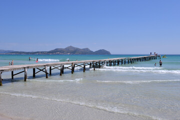 Embarcadero en la playa de Muro en la costa noreste de isla de Mallorca, Baleares