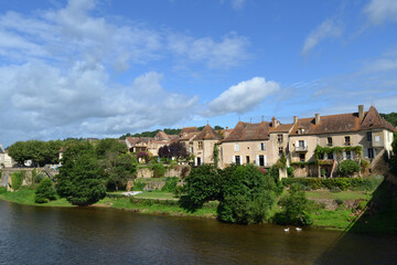 Fototapeta na wymiar Vue de la commune de Lalinde et Dordogne