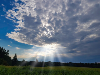 Licht in dunklen Wolken